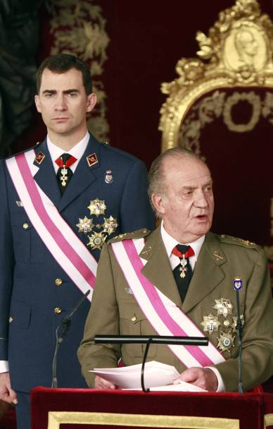 Il re dimissionario Juan Carlos e il principe Felipe. Reuters